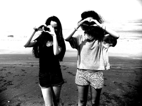 beach-bff-black-and-white-curly-hair-friends-gilr-Favim.com-67647_large